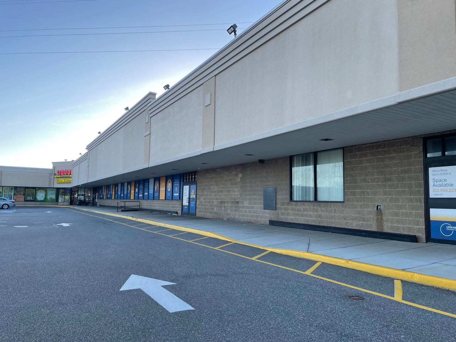 The vacant Stop & Shop in the Burnside Commons in Inwood was leased by Bingo Wholesale. A Bingo discount kosher supermarket is proposed for the space.