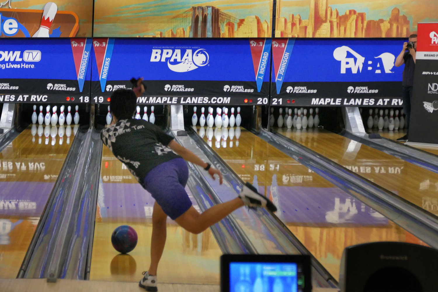 Cherie Tan bowled her way into the championship of the Stepladder Finals last Friday night.