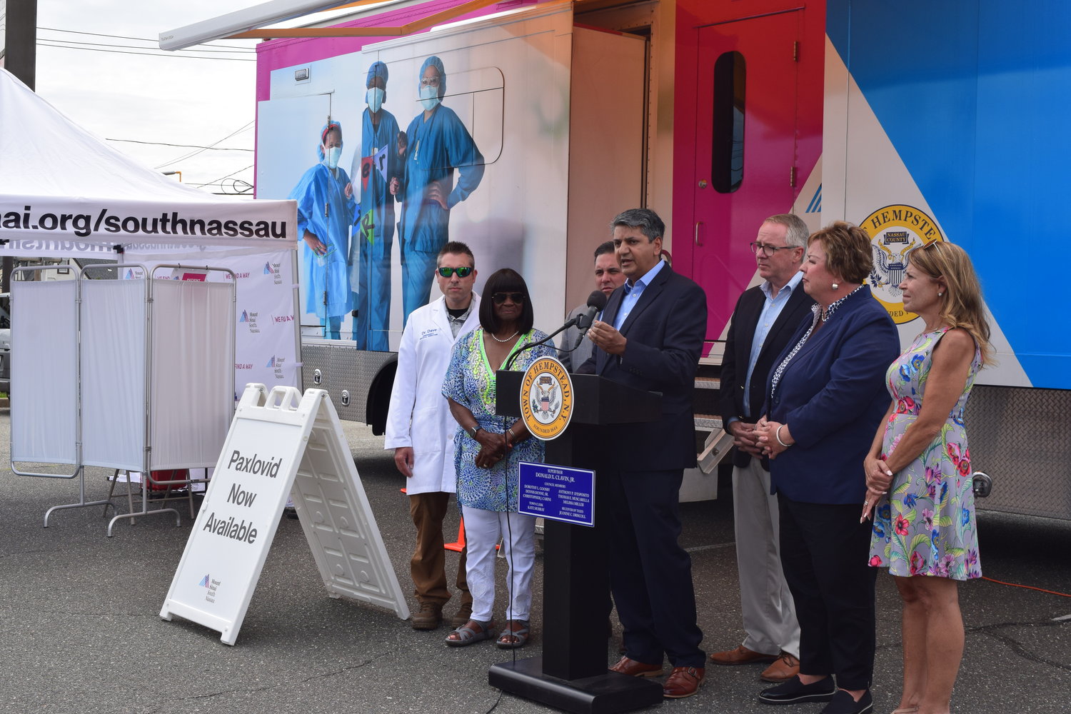 Dr. Adhi Sharma, president of Mount Sinai South Nassau, joined town and other hospital     officials to explain how the antiviral drug Paxlovid helps fight a coronavirus infection.