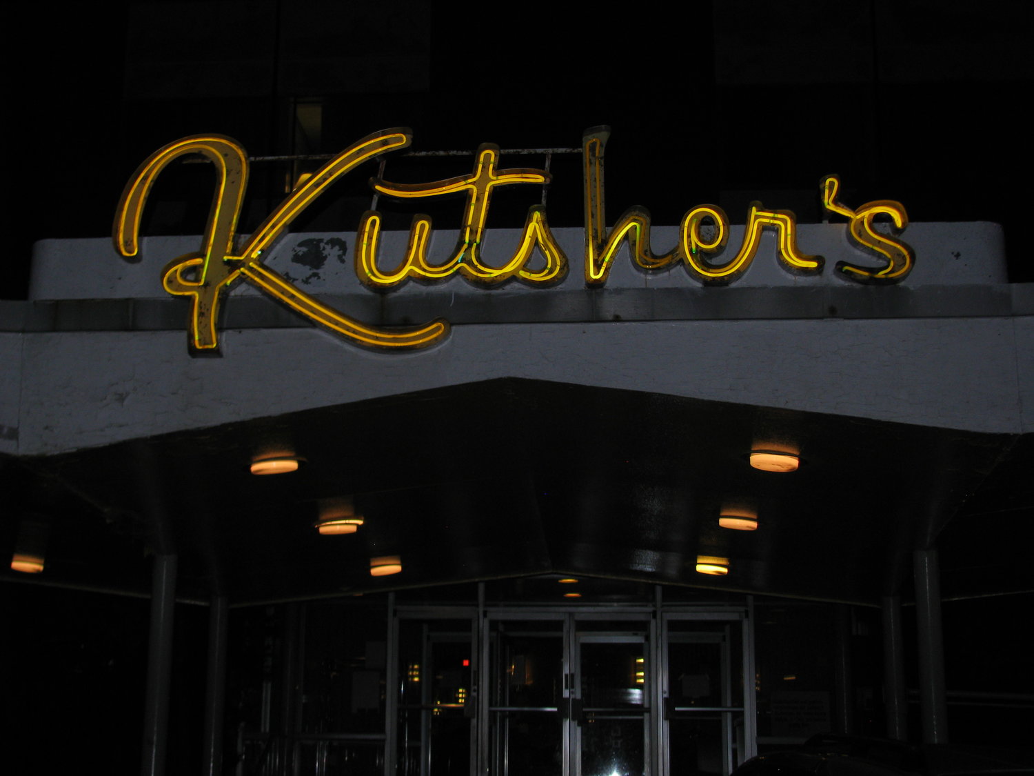 Kutsher’s Hotel and Country Club was the longest-operating family-owned Catskills resort. The sign that Eckers owned welcomed guests as they entered.