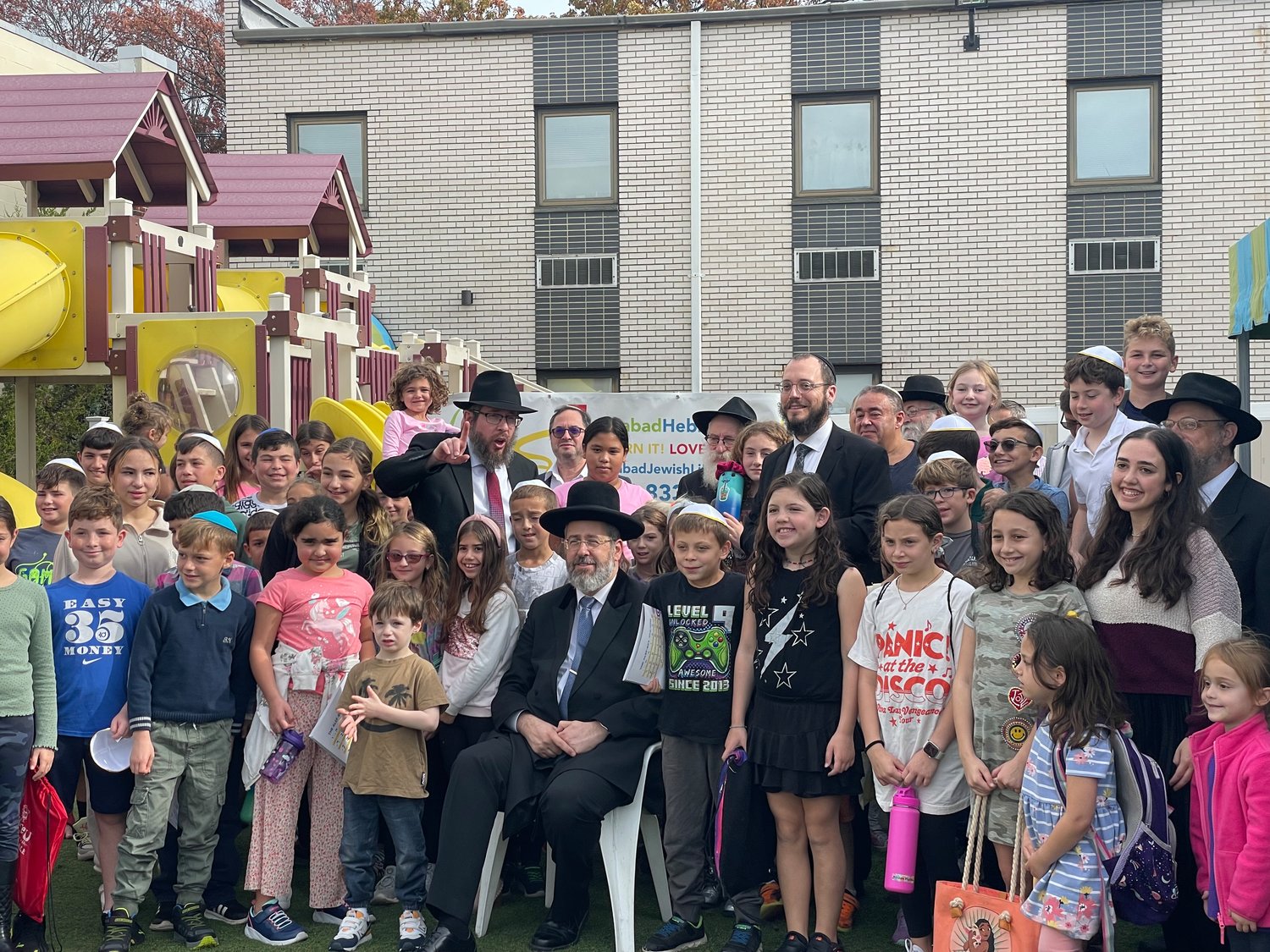 Rabbi David Lau met with the Chabad’s Hebrew students and their families.