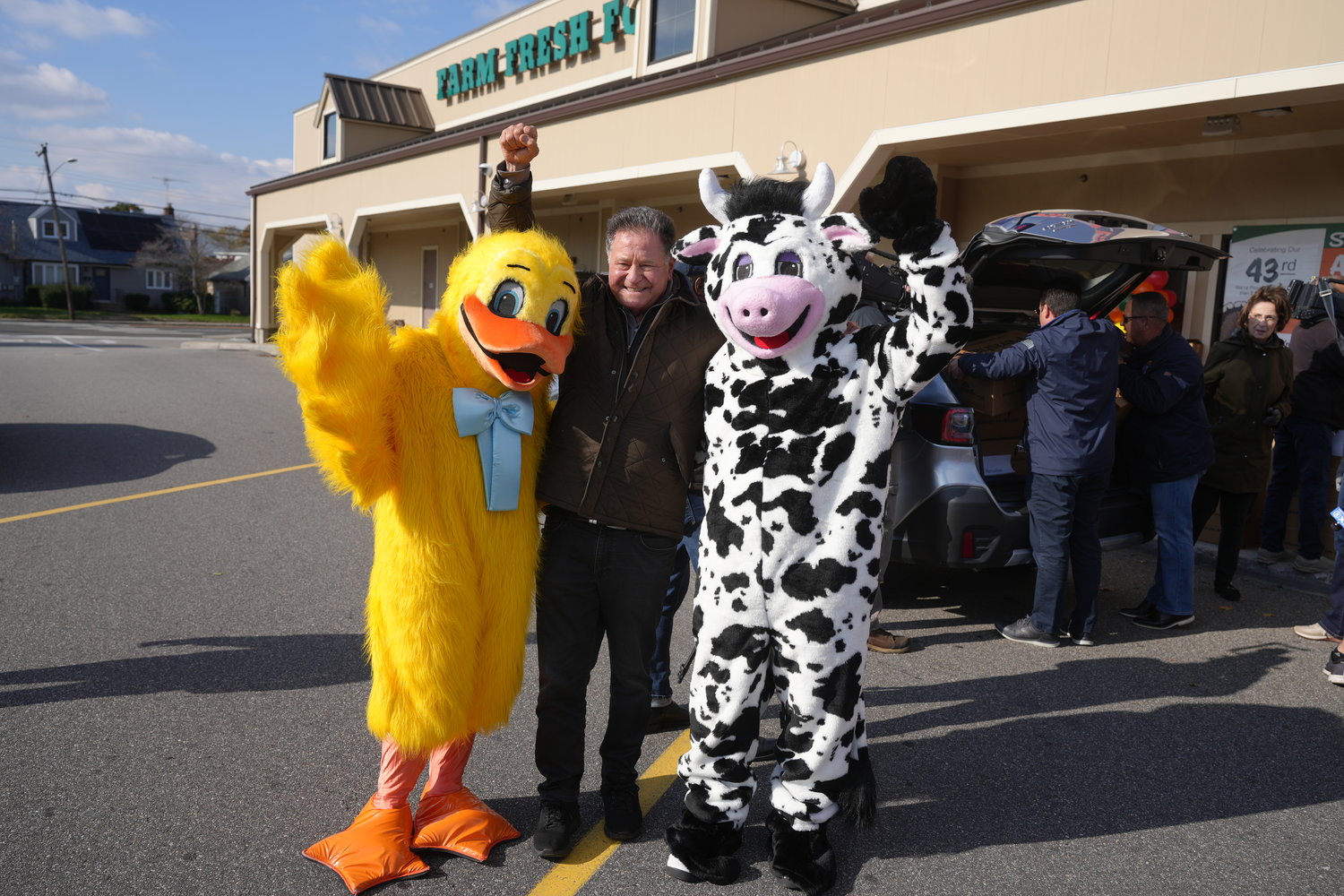 Stew Leonard Jr. stopped by the East Meadow Stew Leonard’s store on Nov. 17 to help hand out nearly 500 turkeys to local organizations in need.