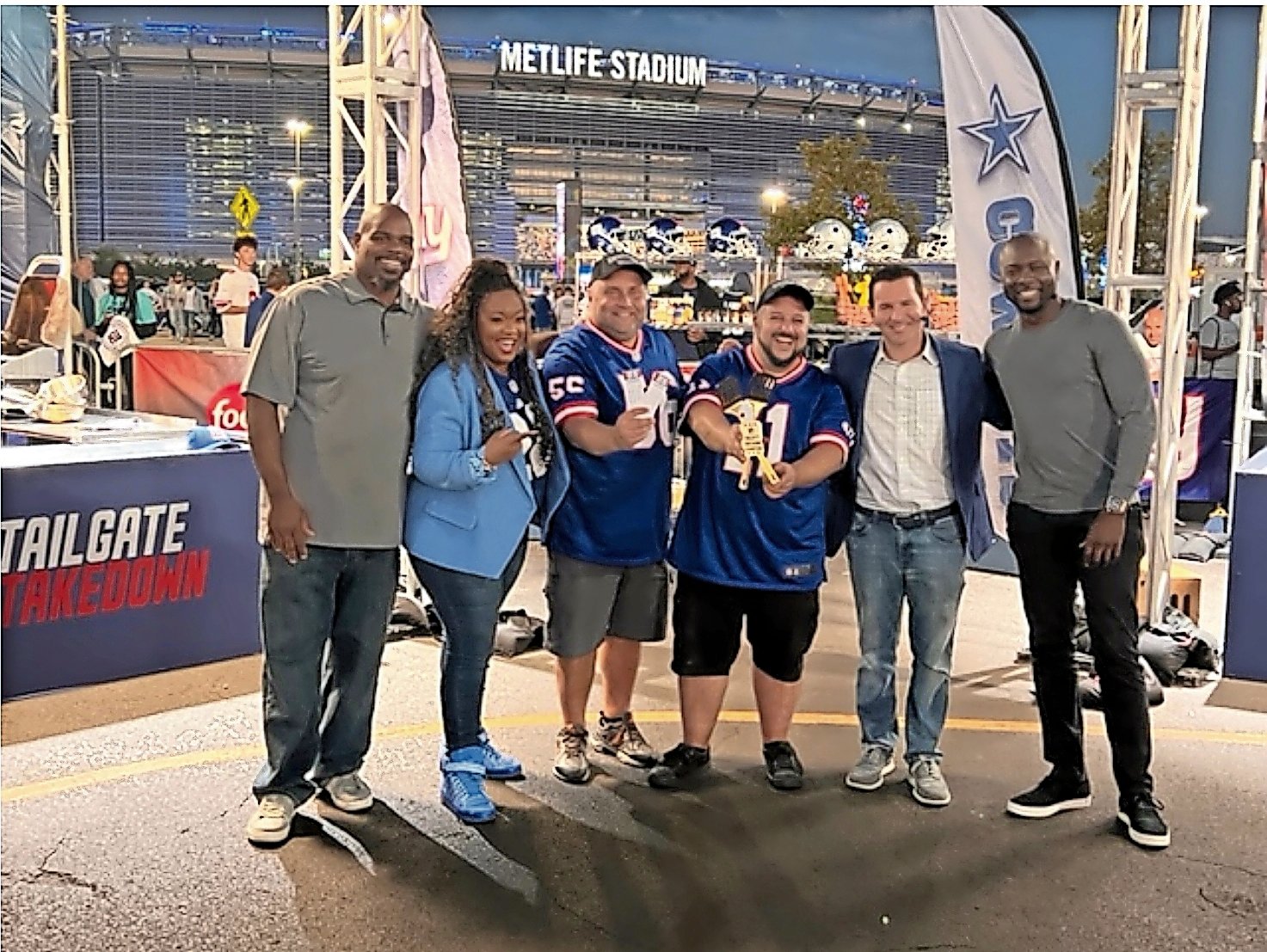Hosts Vince Wilforkv and Sunny Anderson joined John Zozzaro and Angelo Competiello to celebrate the duo’s win. Competiello showed off the Yum-Bardi Trophy while standing alongside judges Ian Rapoport and Chef Eddie Jackson