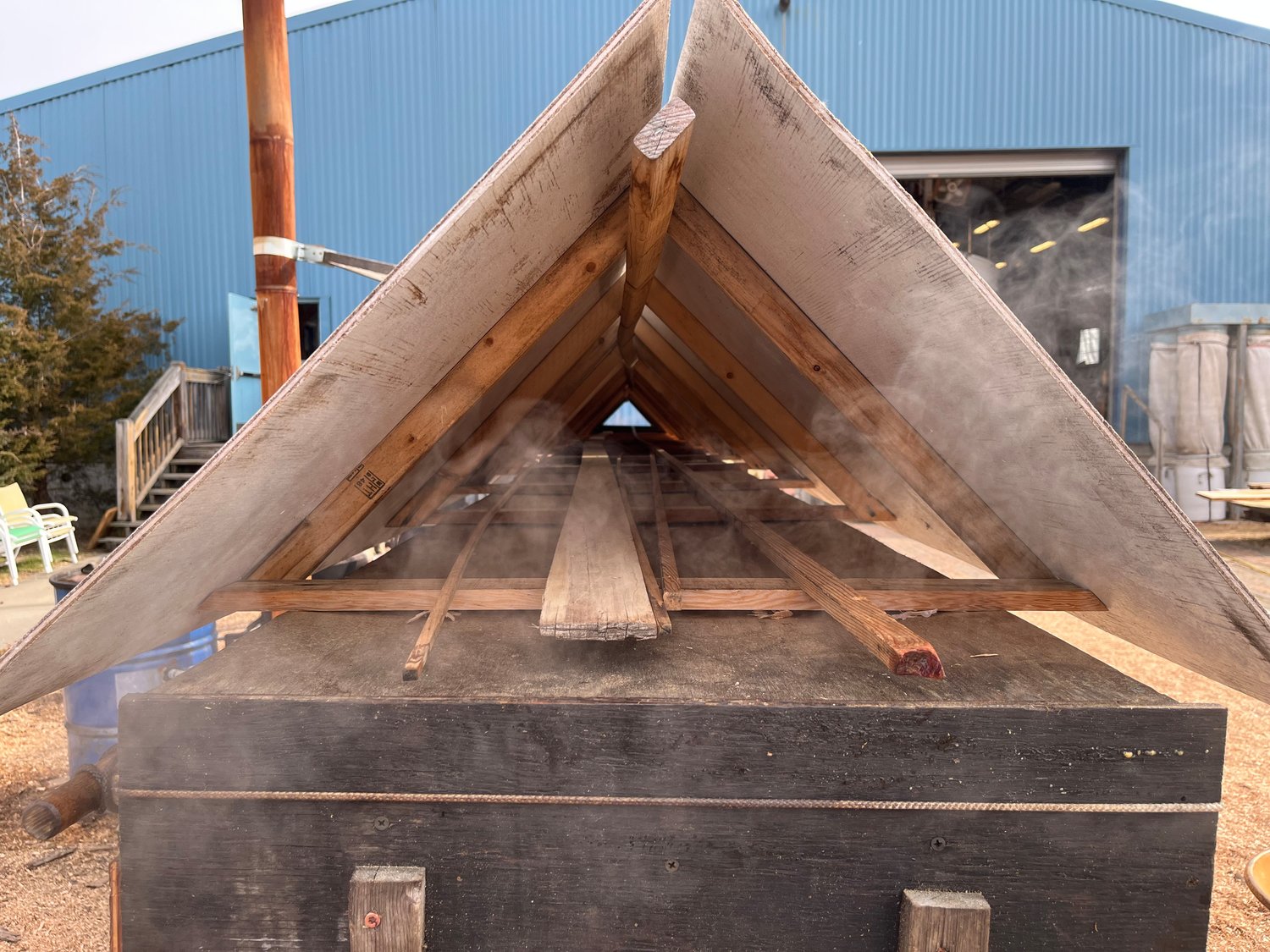 Board planks need to be steamed for some time before they can be fitted to the hull, allowing them to be bent to its shape.