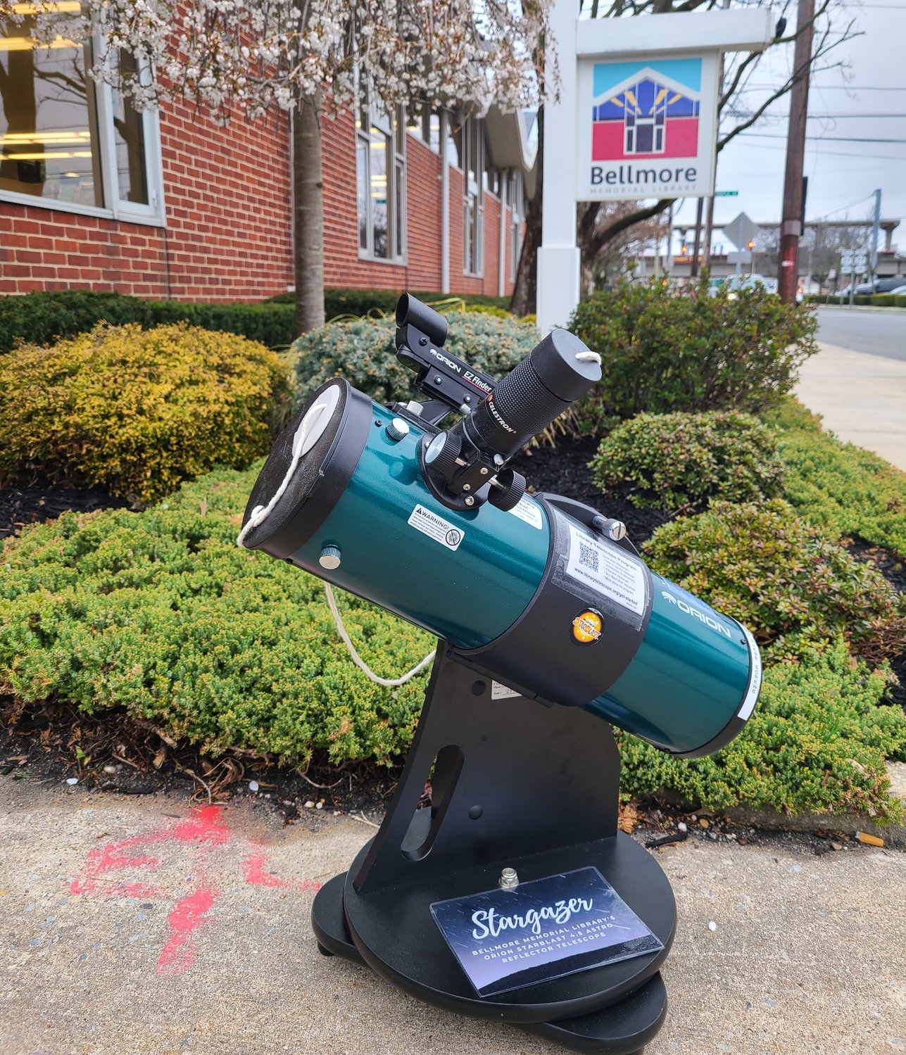For the past eight years, Tom Lynch, an amateur astronomer, has been working with Nassau County libraries to help them purchase and maintain easy-to-use telescopes. At both of Bellmore’s libraries, cardholders in good standing can sign one out — just like a book — and explore the night sky at home.