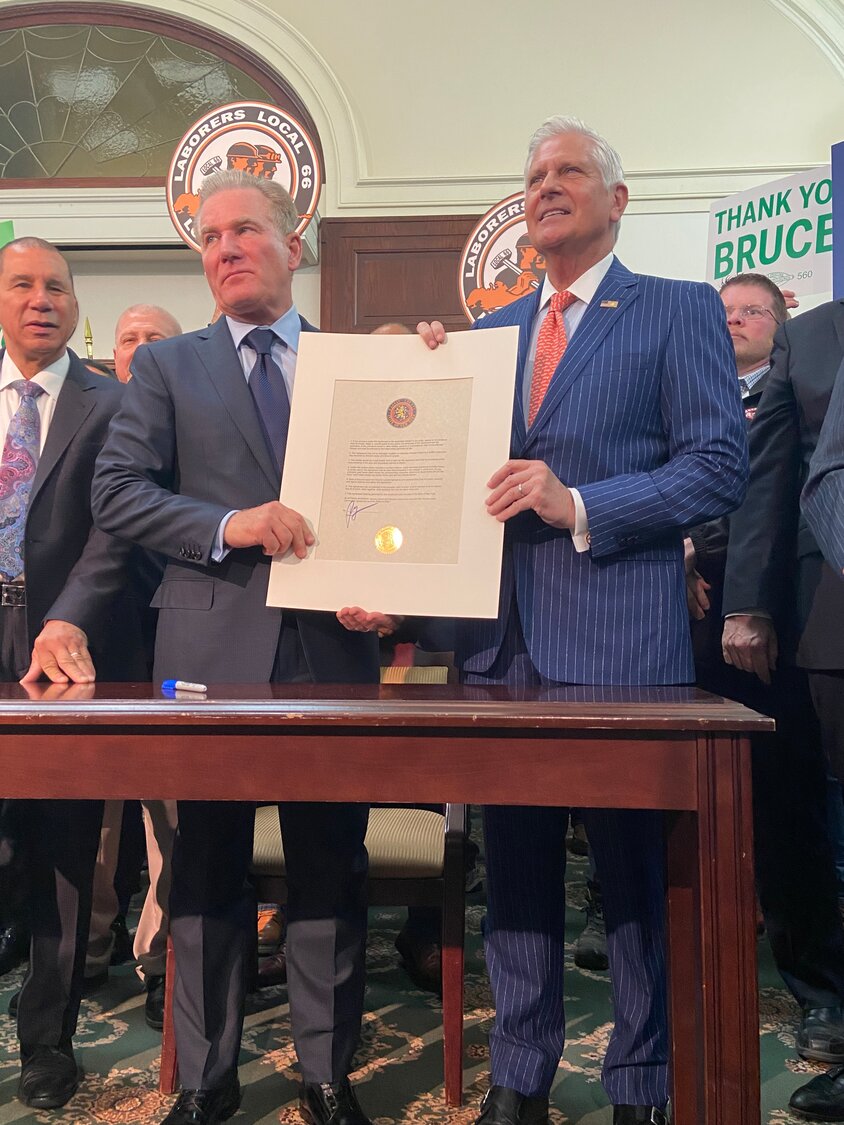 Nassau County Executive Bruce Blakeman, right, joined Las Vegas Sands President Rob Goldstein on April 26 to announce that a lease agreement had been signed between the county and the Sands, with plans to spend $4 billion redeveloping the Nassau Coliseum area.