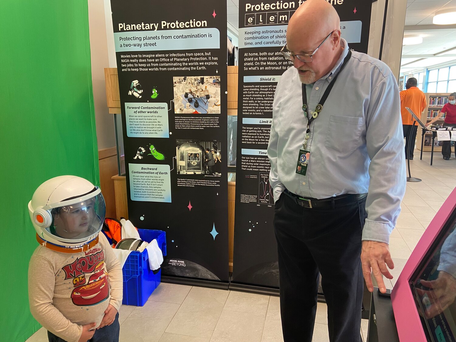 Tom Lynch, right, a self-described amateur astronomer and NASA
Solar System Ambassador, showed Paul, 4, his picture on the moon.