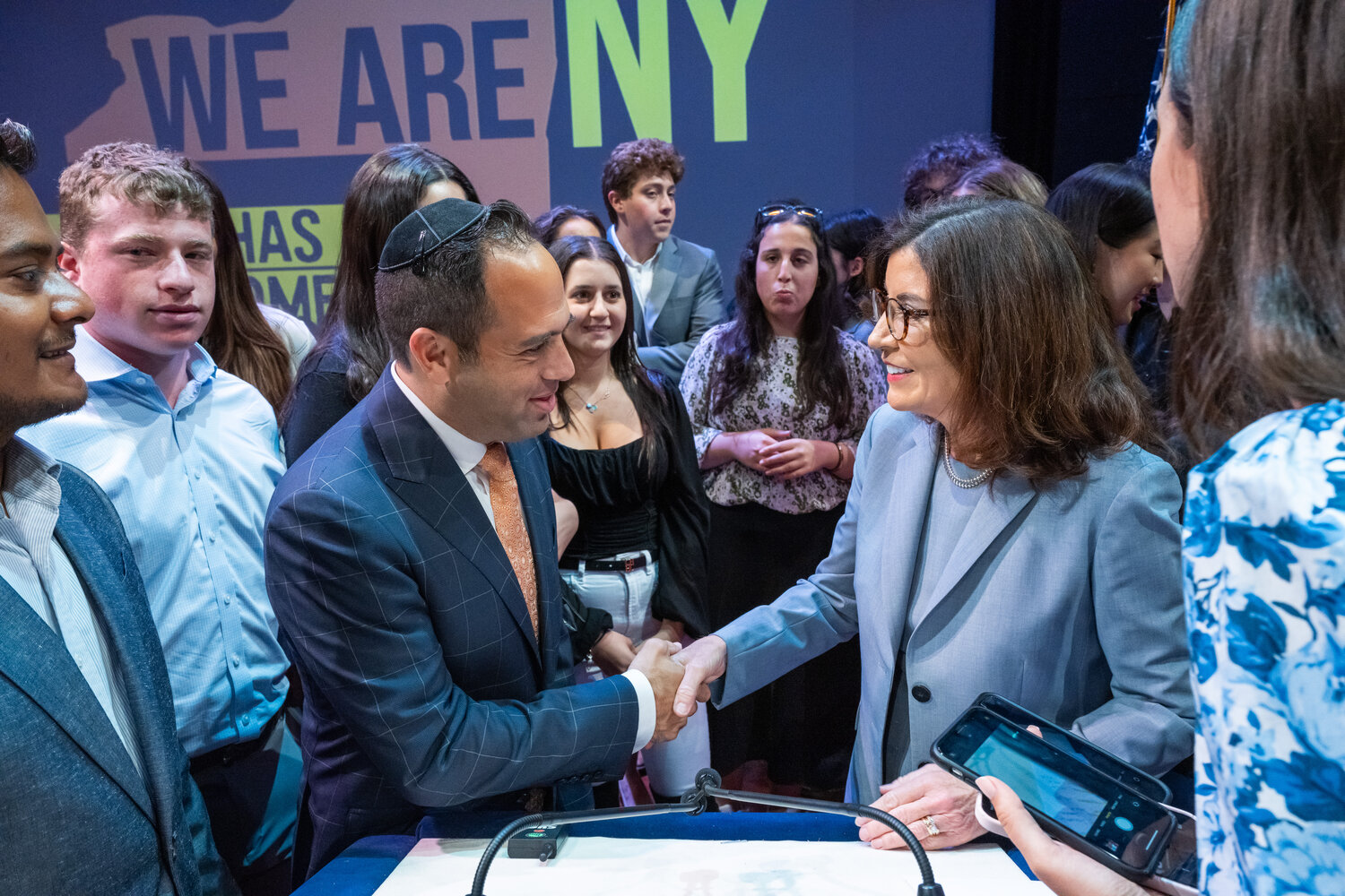 Hewlett’s Michael Cohen, Eastern director of the Simon Wiesenthal Center, shakes hands with Gov. Kathy Hochul at the Museum of Jewish Heritage in Manhattan on July 11.