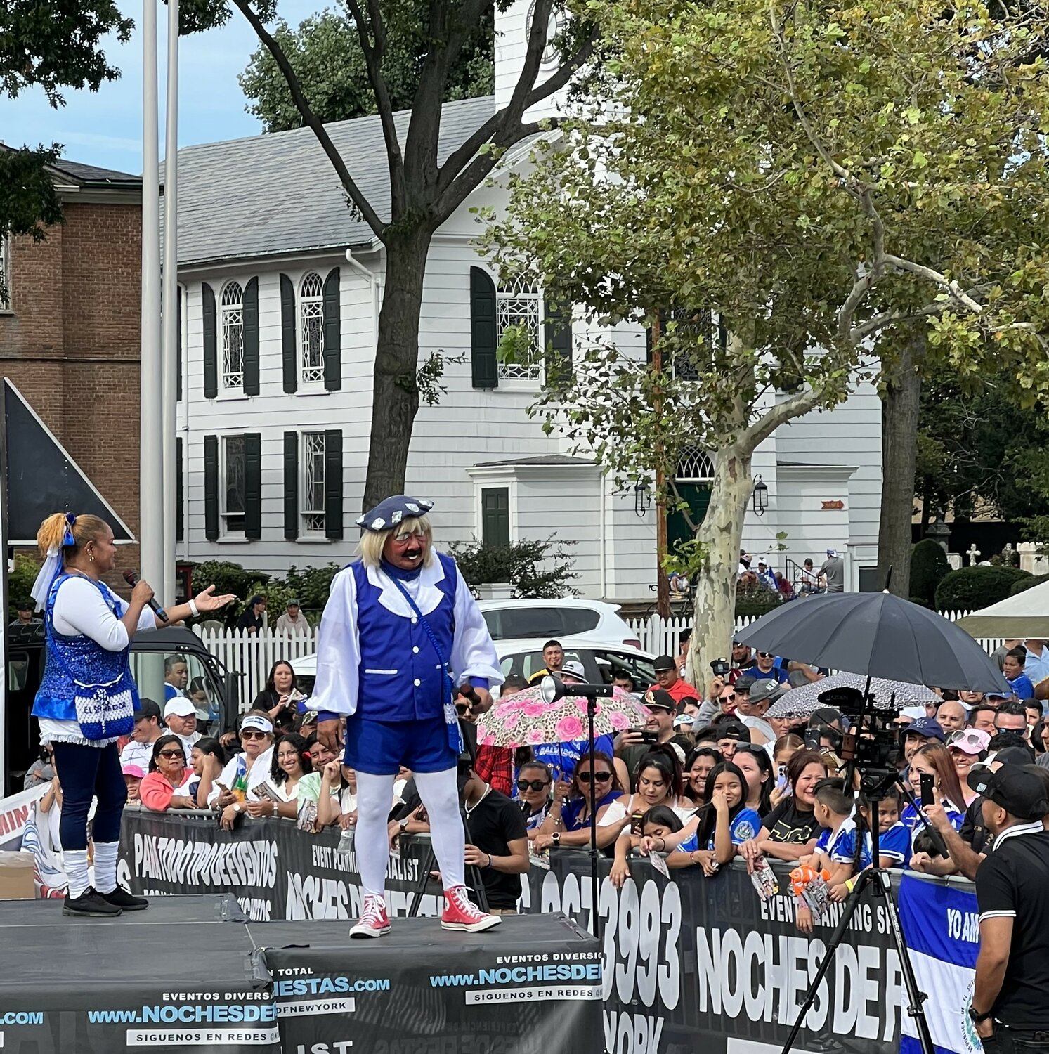 The popular Salvadoran clown Pizarrín and his associate sent laughter rippling through an audience of several thousand. Some attendees watched from comfortable seats just across Front Street on the steps of historic St. George’s Episcopal Church.