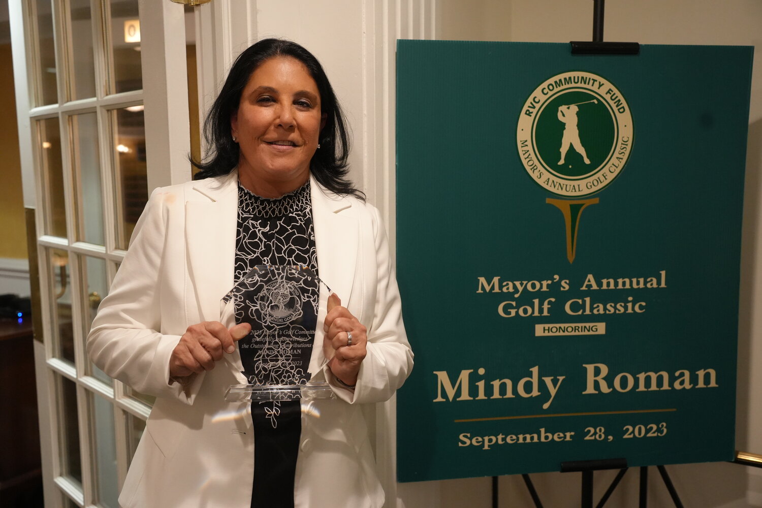 Honoree Mindy Roman is presented with an award during the 36th annual Rockville Centre Mayor’s Golf and Dinner Classic.