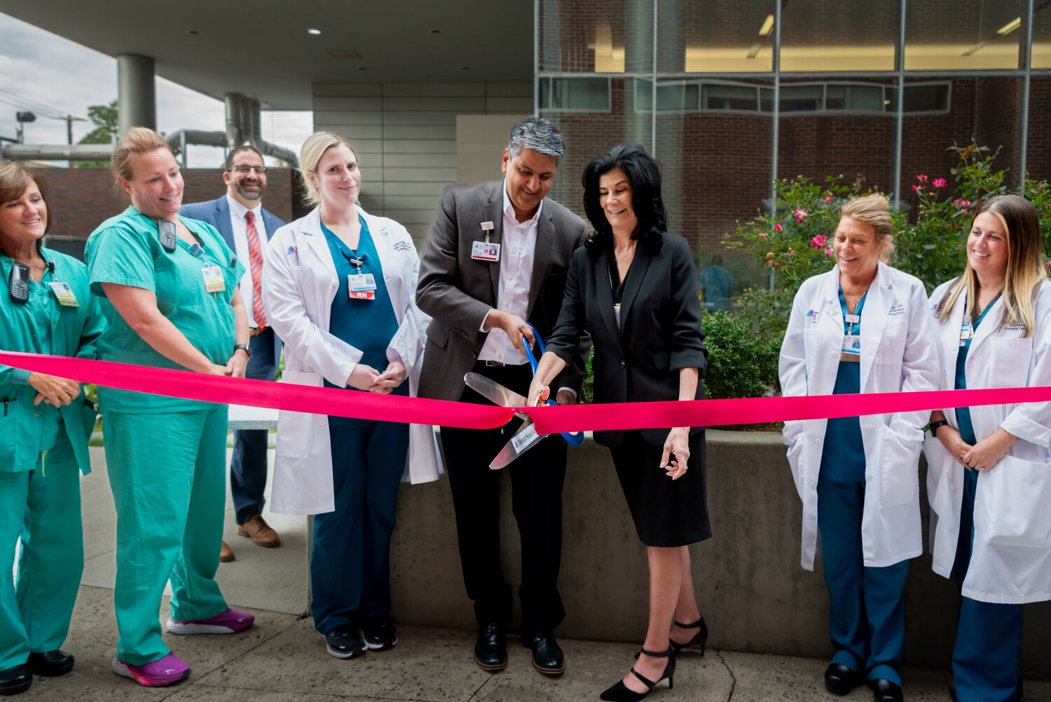 Dr. Adhi Sharma, President, Mount Sinai South Nassau and Lucy Iannucci, Group Director & Senior Vice President, Flagstar Bank cut the ribbon for the new employee recharge area.