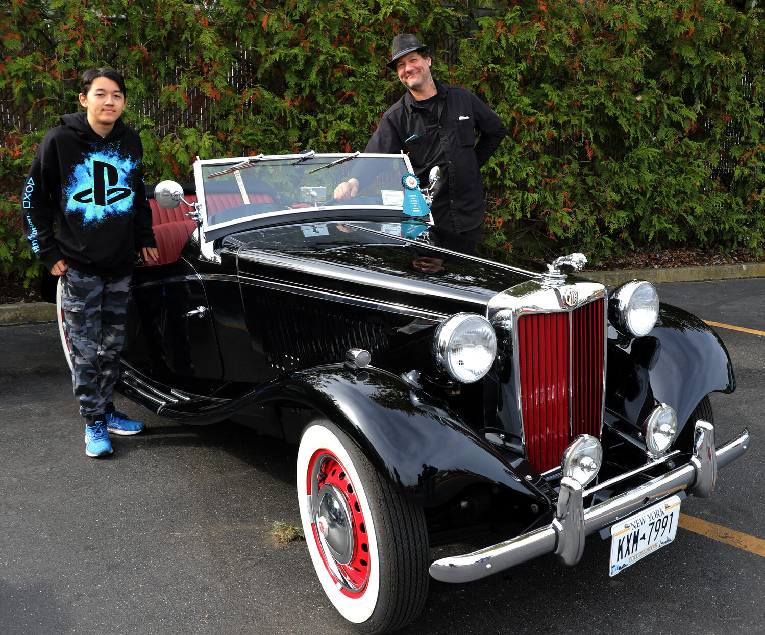 Jeff Rogan with his son Leander aside a 53’ MG TD INSPIK.