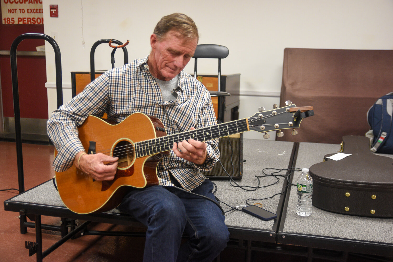 Guitarist Tony Velsmid entertained guests at Zanetto’s artist reception at the Bellmore Memorial Library on Nov. 9.