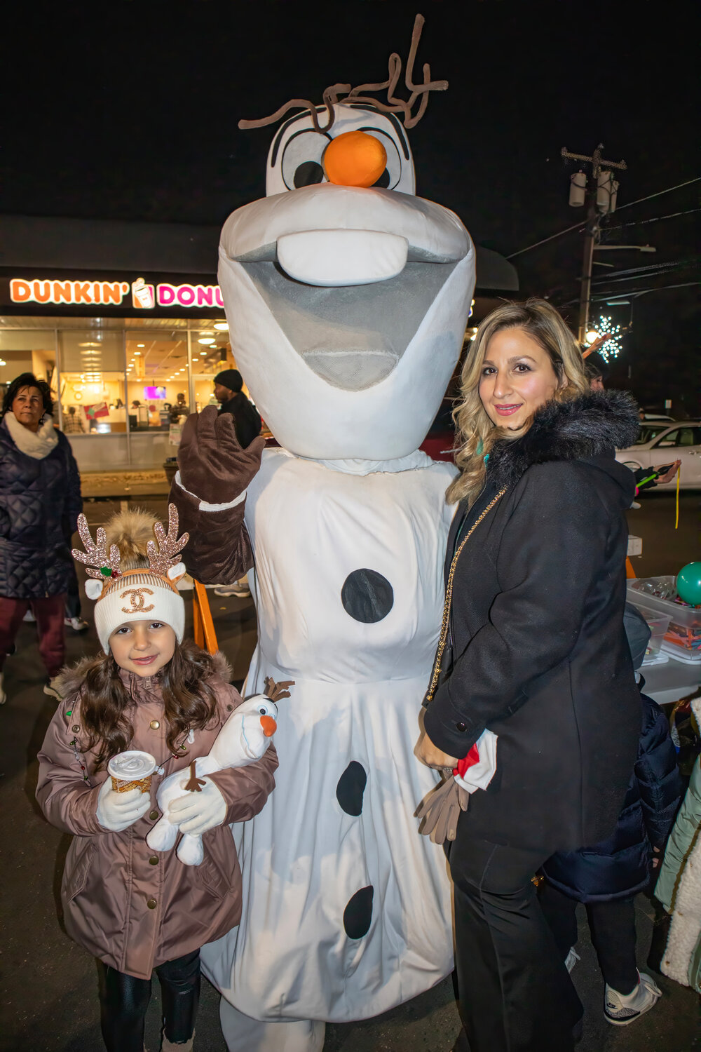 Arabella Ciaccio, 6, and Vincenza Ciaccio met Olaf during the tree lighting on Nov. 25 in Franklin Square.