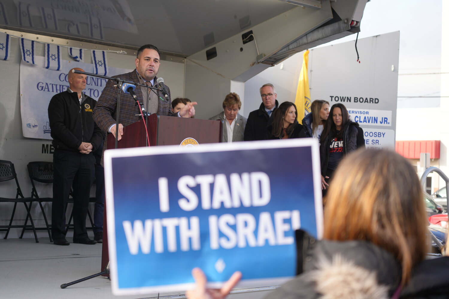 As elected officials like Congressman Anthony D’Esposito took the stage, crowd members raised signs with messages like ‘I stand with Israel.’