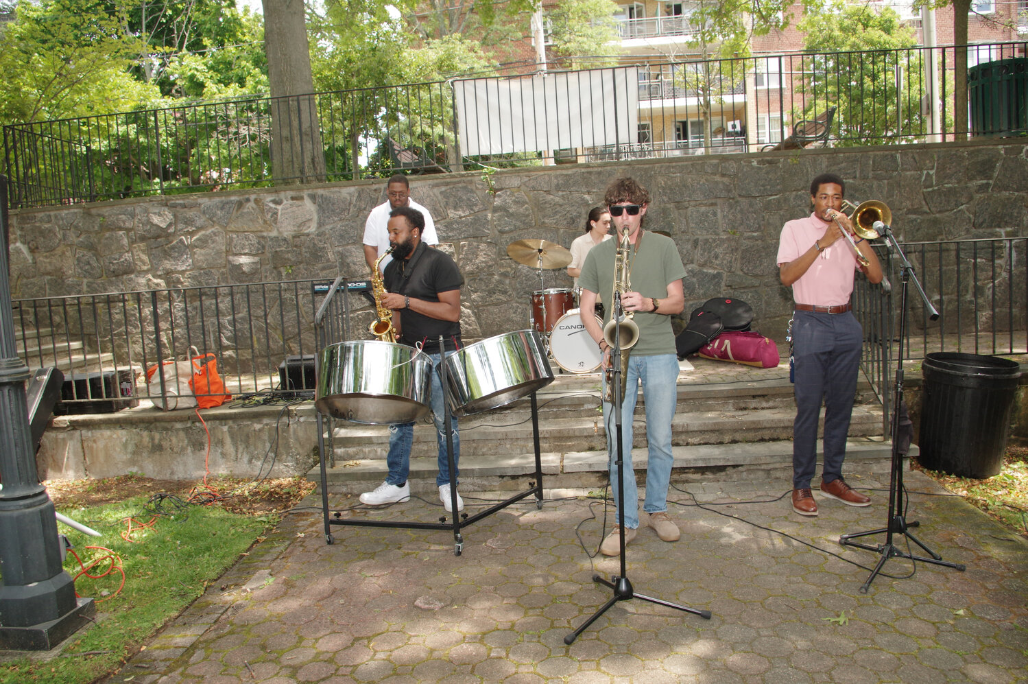 Courtyard concert brings summer comfort to Freeport