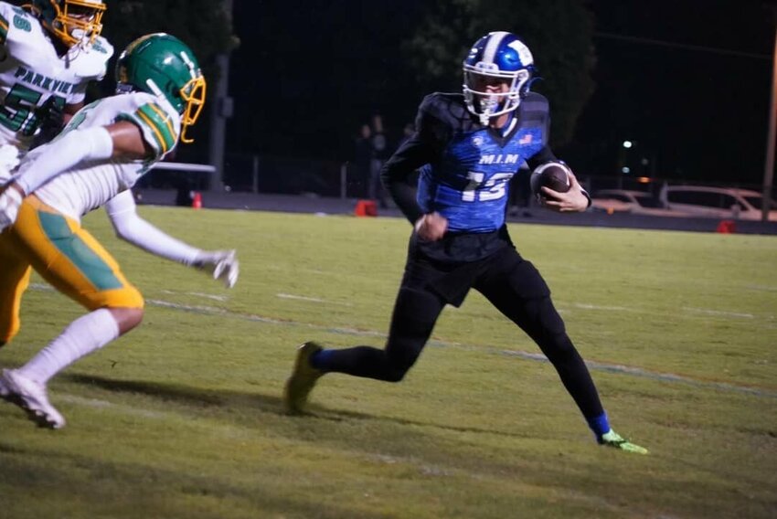 Leighton Callaway looks to earn yards for the Jays.


Photos by Rene Wirtel