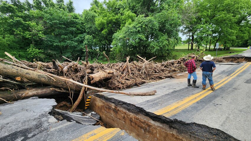 Niangua River bridge on Long Y Hwy outside of Conway. The bridge is about a foot and a half
below the road.