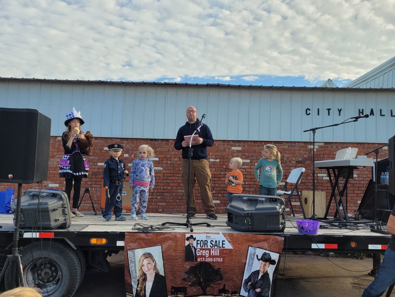 Alderman William Venolia announces the winners of costume and pumpkin carving contests on Oct. 15 in Downtown Niangua.
