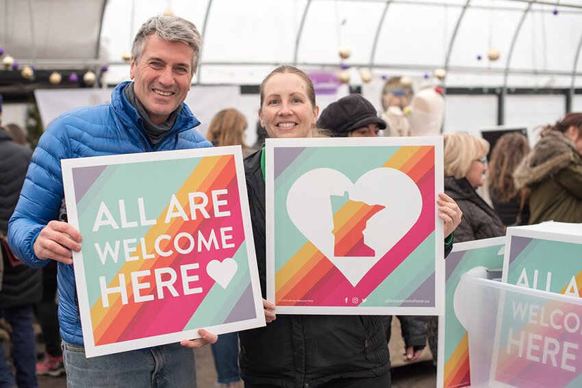 Former Minneapolis Mayor R.T. Ryback buying signs during the Minneapolis Craft Fair at Sunnyside Gardens in 2016. Credit: Photo by Jaime Chismar