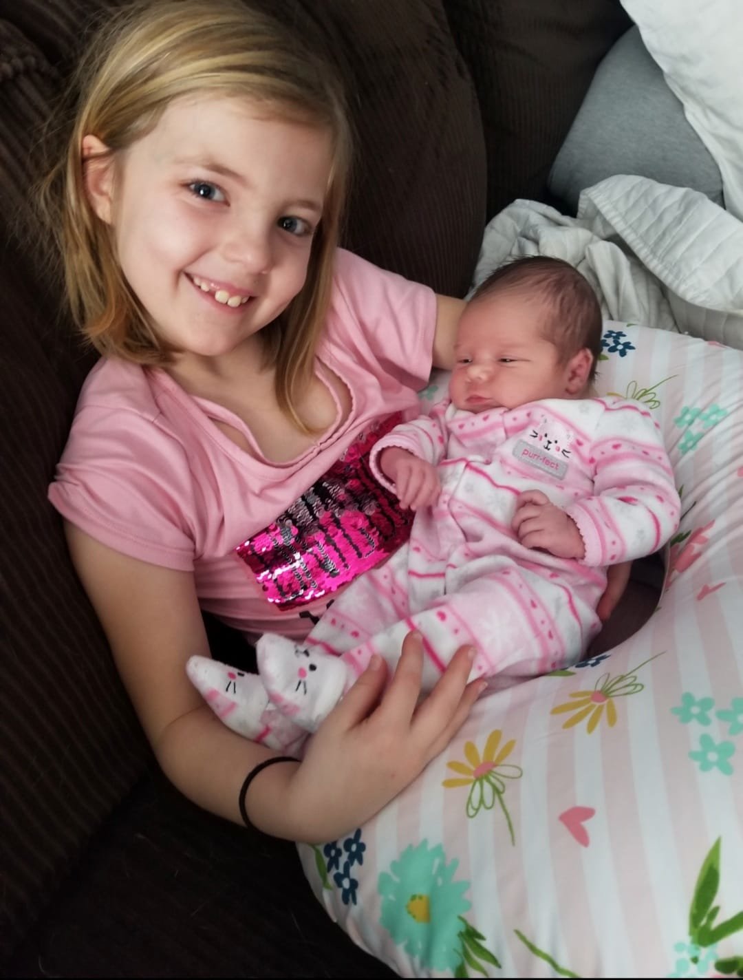 Autumn holds her new baby sister, Delylah. (Photo courtesy of Kelsey Kruse)