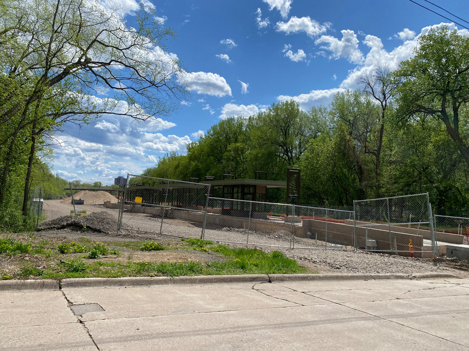 The Kenilworth Trail will remain closed until the completion of the LRT tunnel construction sometime in 2025. A detour is posted. On Monday, May 23, the long-term closure of Cedar Lake Parkway begins. It will last through spring 2023 while the Kenilworth tunnel is constructed. Pumps and generators will be running periodically overnight to manage water.