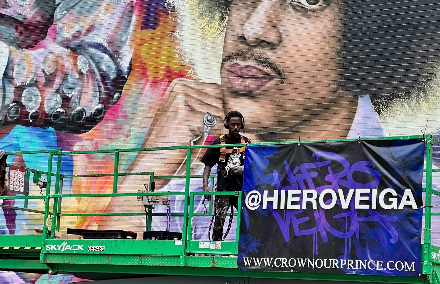 Muralist Hiero applies finishing touches to his masterwork. (Photo by Susan Schaefer)