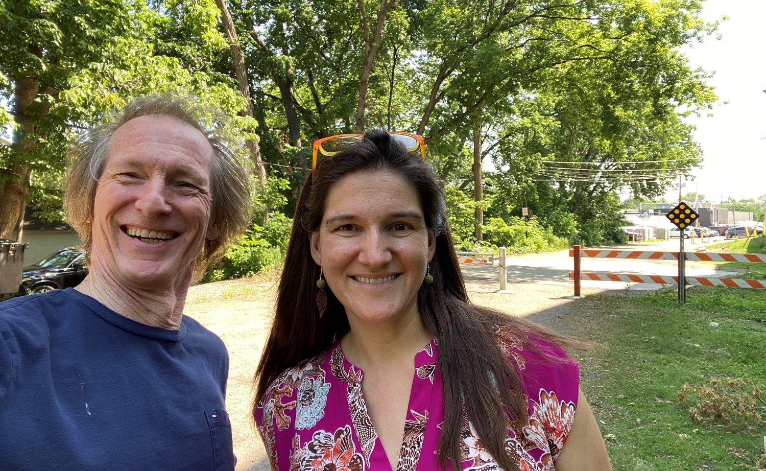Larry LaVercombe (left) meets with Ward 13 Council Member Linea Palmisano at the 50-foot, publicly owned right-of-way in Linden Hills.
