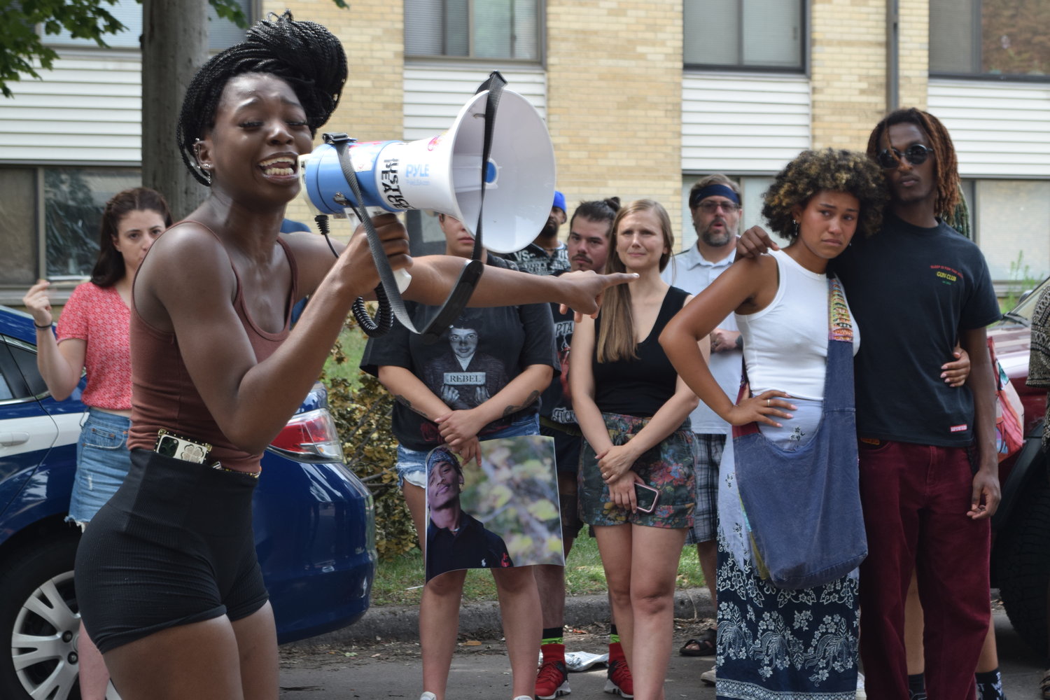 Markeanna Dionne, a former classmate of Sundberg’s at Roosevelt High School, led a chant to say his name, “Tekle” on July 16, 2022. (Photo by Jill Boogren)