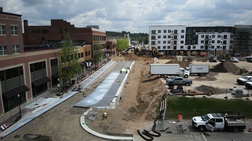 While the city made efforts to maintain sidewalk accessibility amidst phase two of its Mall Redevelopment Project, construction threw a wrench in business as usual for shoppers and businesses alike.
