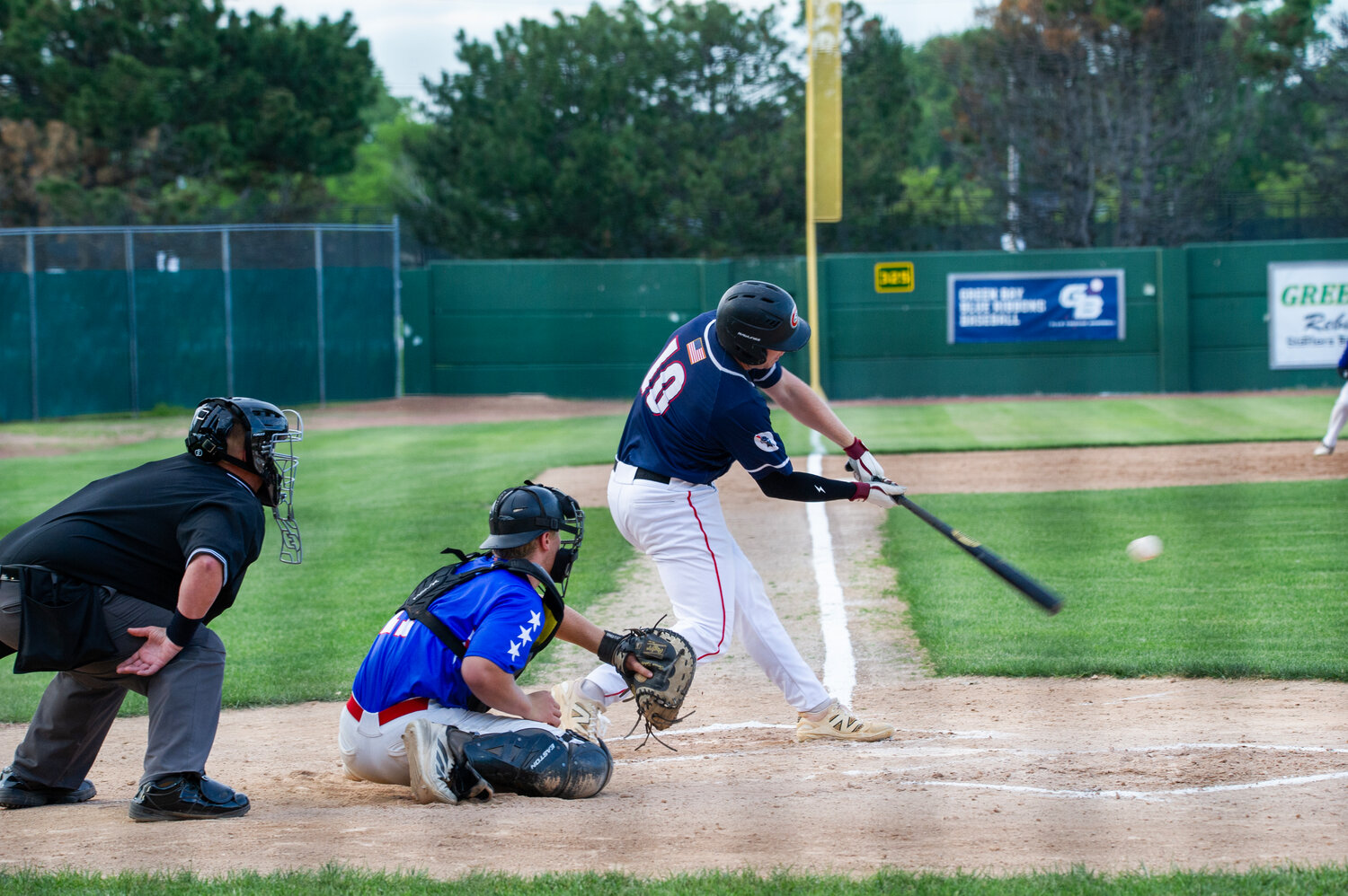 Blue Ribbons cruise to 8-1 win