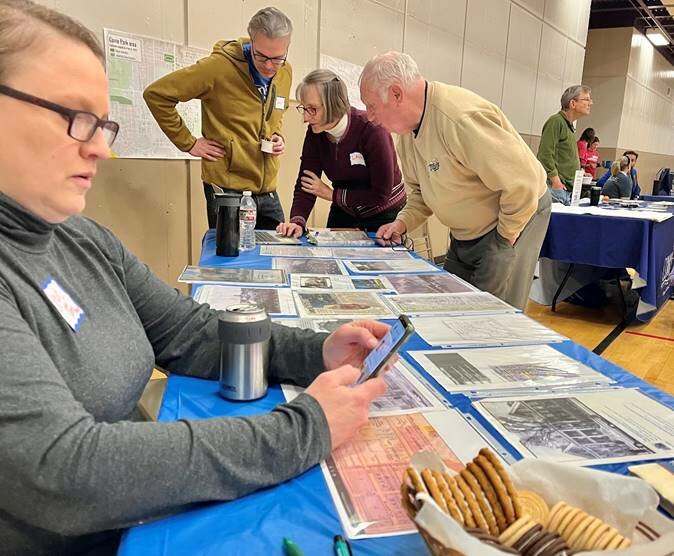 Como residents learn more about their neighborhood.