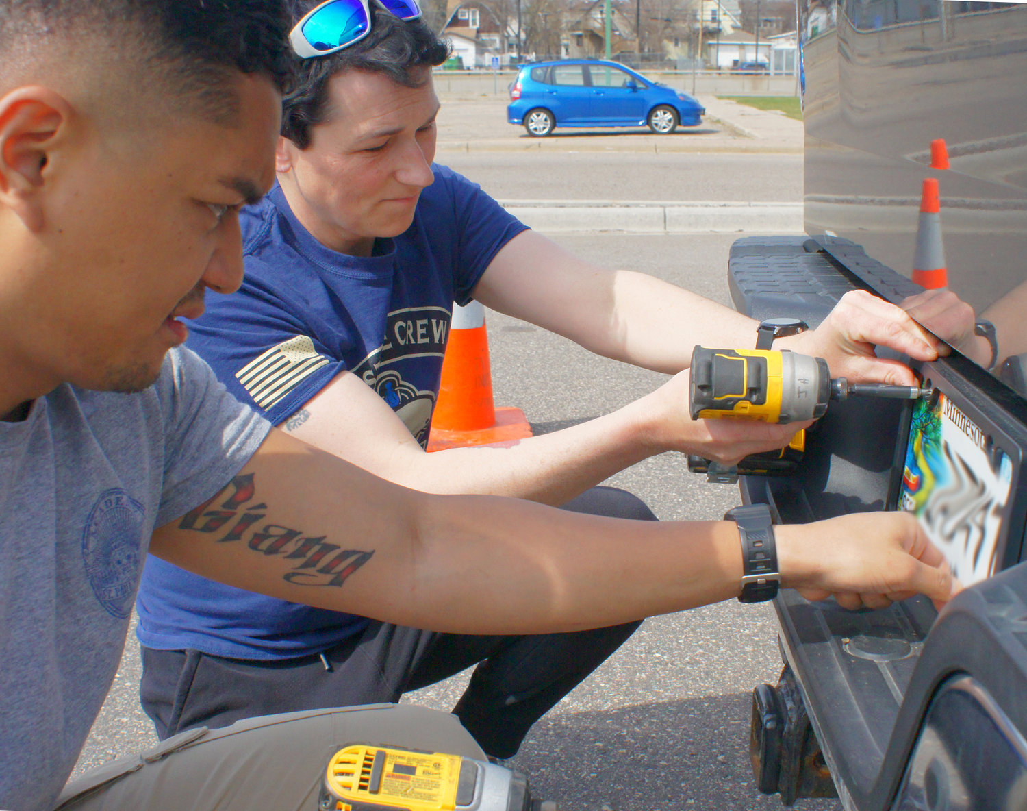 Bryan Giang (left) and Melissa Joly replace conventional license plate fasteners with anti-theft screws. For information on future SPPD converter painting events and how to register, check SPPD’s Facebook page: https://bit.ly/3wd7yEE