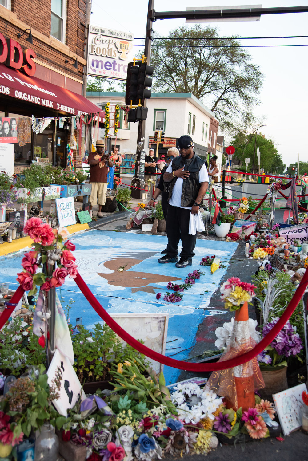 People gathered May 25-28, 2022 to commemorate the 2nd angelversary of George Floyd’s death. Others lost to police violence were remembered, and their families, who continue to push for change, were honored. Above, Terrence Floyd, George’s brother from New York, pays his respects at the site on Chicago Ave. where his brother was killed by police on May 25, 2020. More on page 7. (Photo by SBH Photography)