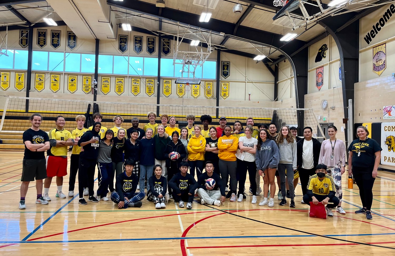 Como students and staff posed together after competing in a friendly volleyball tournament. (Photo by Diego Guevara)