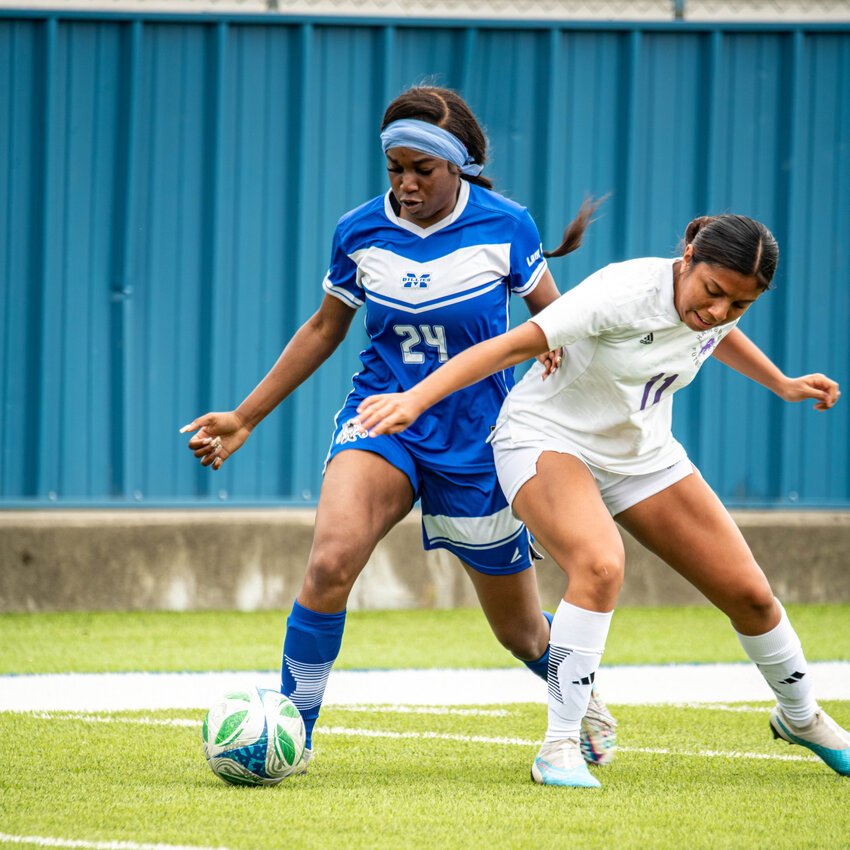 TERRIONNA LAMBERT battles for position against Hamburg on Thursday night at Hyatt Field.