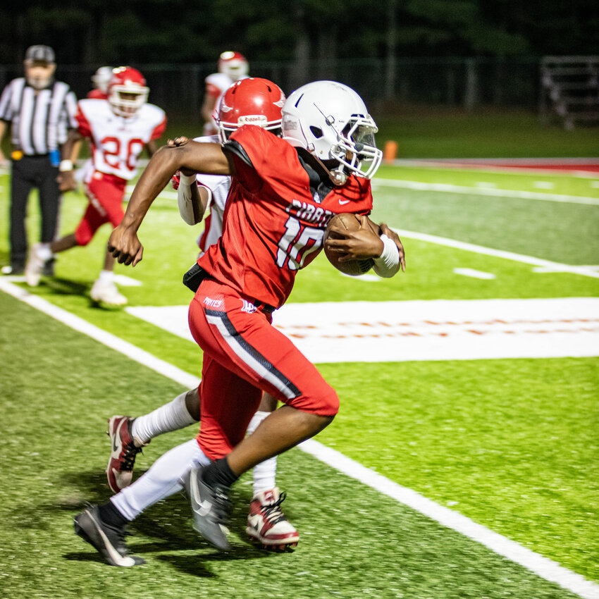 CAM SANDERS catches a pass from Jase Cruce for a 28 yard first down catch.