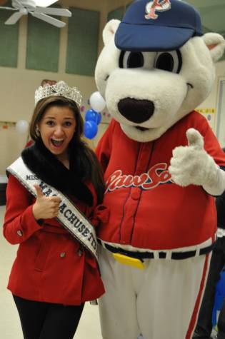 Jordyn Jagolinzer-Machado Miss Massachusetts Teen USA and Paws from the Pawtucket Red Sox give Seekonk a thumbs up for the 200th Celebration!