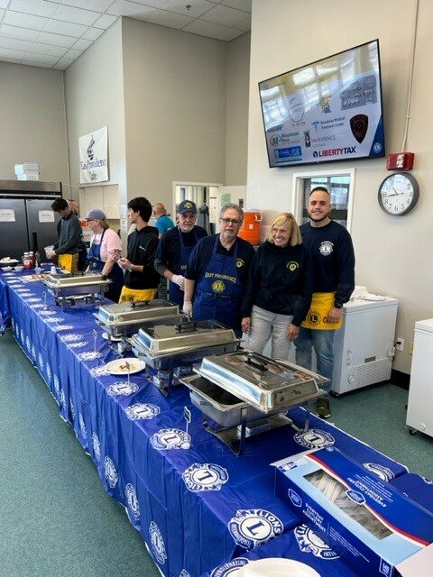EP Lions and volunteers serving breakfast.