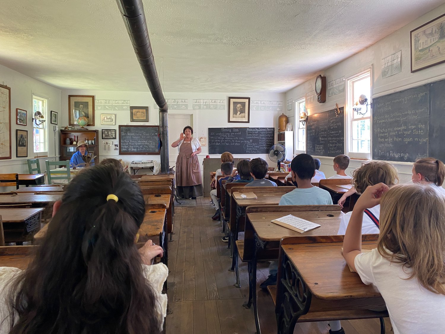 Brenda Saben teaching a class at Hornbine School