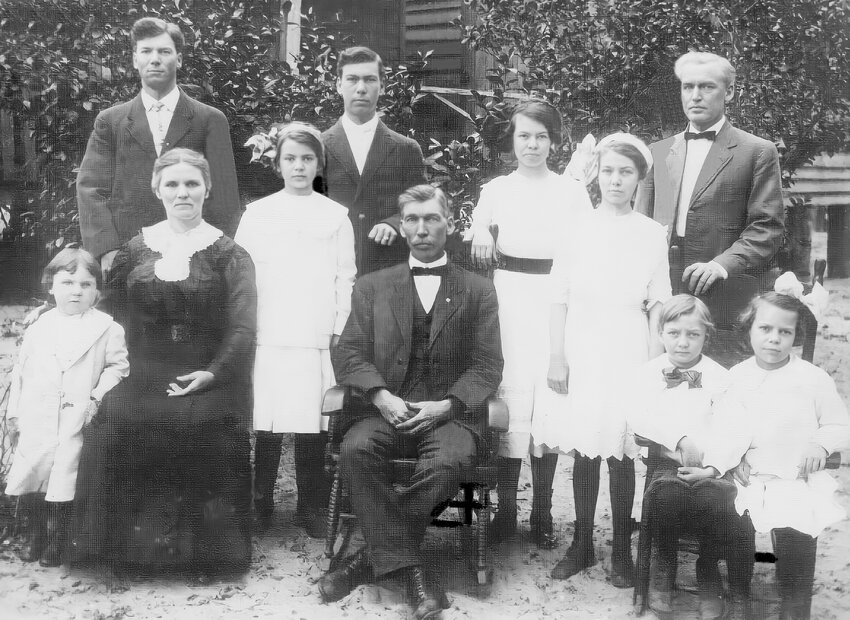 The family of John Y. &amp; Ella Saunders Beach from 1913.