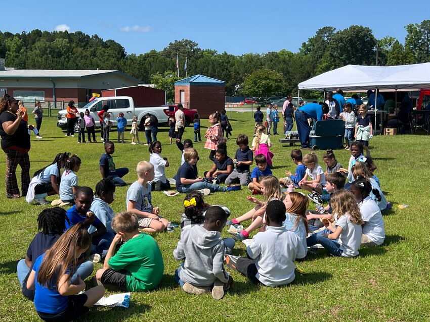 Cottageville Elementary School students enjoying hotdogs