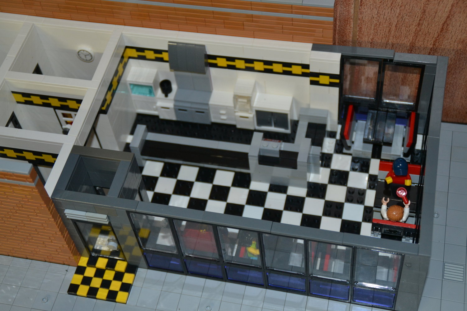 LEGO MOC Le Garage - Display Diorama by LeonhardJPG