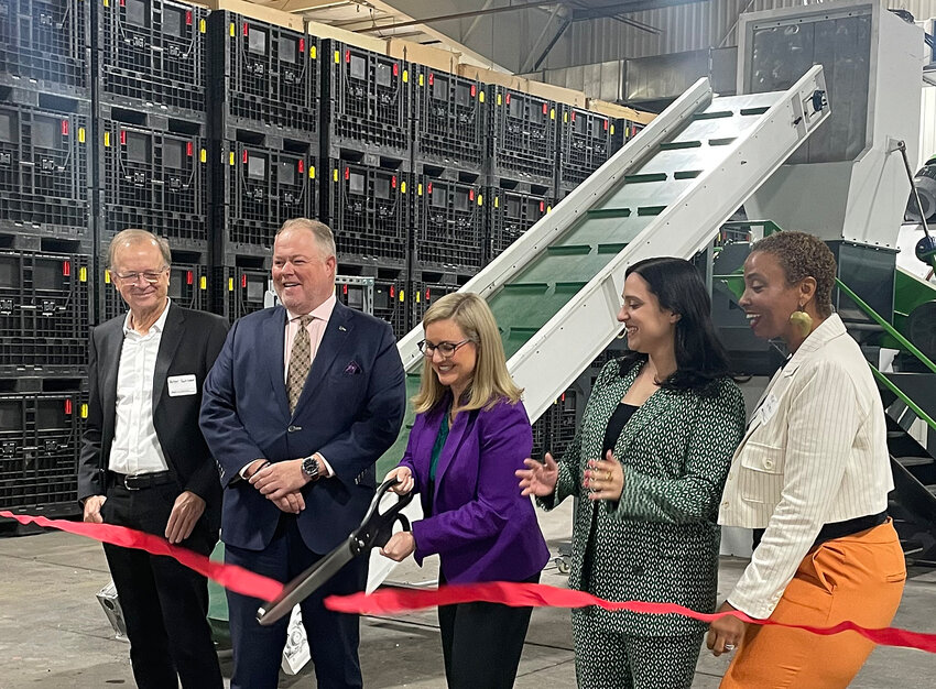 Phoenix Mayor Kate Gallego joins Councilwoman Yassamin Ansari, representatives from ASU, Goodwill of Central and Northern Arizona, and Hustle PHX cut the ribbon on the new microfactory.