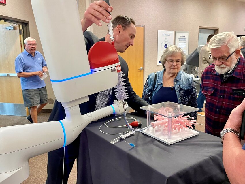 Carolyn Weller tries the lung robotic machine alongside her husband Keith Weller at Banner Del E. Webb Medical Center, 14502 W. Meeker Blvd.