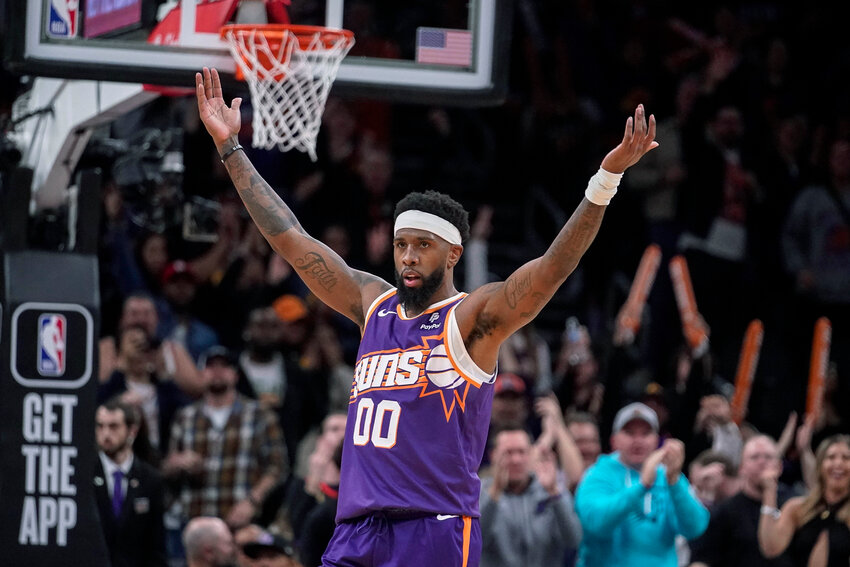 Phoenix Suns' Royce O'Neale (00) gestures to the crowd after hitting a 3-pointer late in the second half of the team's NBA basketball game against the Sacramento Kings in Phoenix, Tuesday, Feb. 13, 2024.