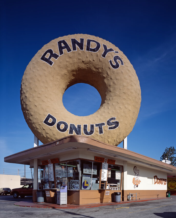 Randy's Donuts, with its original location in Inglewood, California, shown above, will be opening a Phoenix shop in April. (Wikimedia Commons/Carol Highsmith)