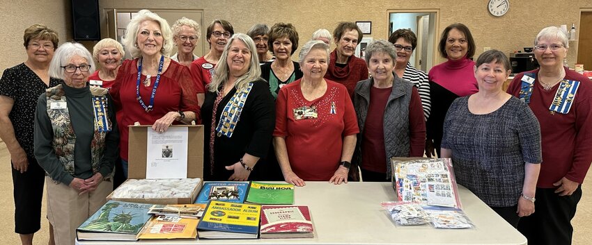 Pictured are Agua Fria Chapter Daughters and Leemhuis&rsquo;s collection.