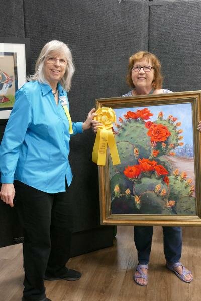 The People&rsquo;s Choice award painting with Loretta Hostettler, left, and winner Deb Dahlin.