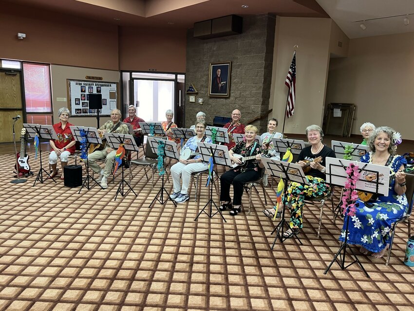 The Royal Oaks Strummers of Sun City performed at the Congregational Church of Sun City.